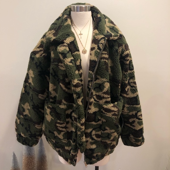 NEW • Oversized Camouflage Teddy Jacket - Picture 4 of 4